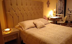 Habitacion Matrimonial Con Cama Y Sofa Para Cuatro Personas